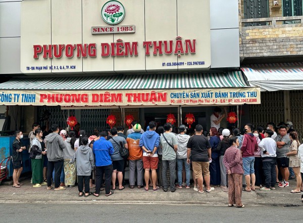 Xếp hàng dài mua bánh trung thu ở TP.HCM: Tiệm chưa mở khách chờ sẵn khiến ông chủ bất ngờ Xếp hàng dài mua bánh trung thu ở TP.HCM: Tiệm chưa mở khách chờ sẵn khiến ông chủ bất ngờ