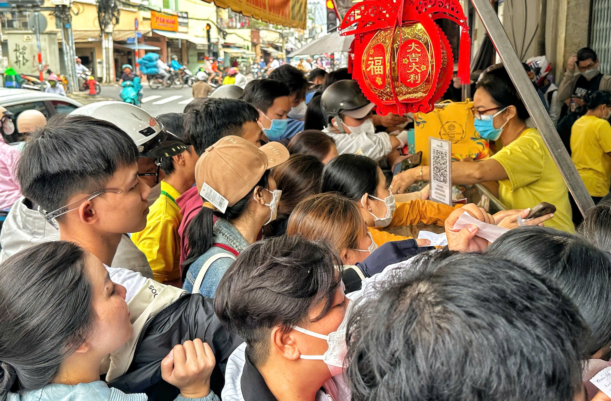 Xếp hàng dài mua bánh trung thu ở TP.HCM: Tiệm chưa mở khách chờ sẵn khiến ông chủ bất ngờ Xếp hàng dài mua bánh trung thu ở TP.HCM: Tiệm chưa mở khách chờ sẵn khiến ông chủ bất ngờ