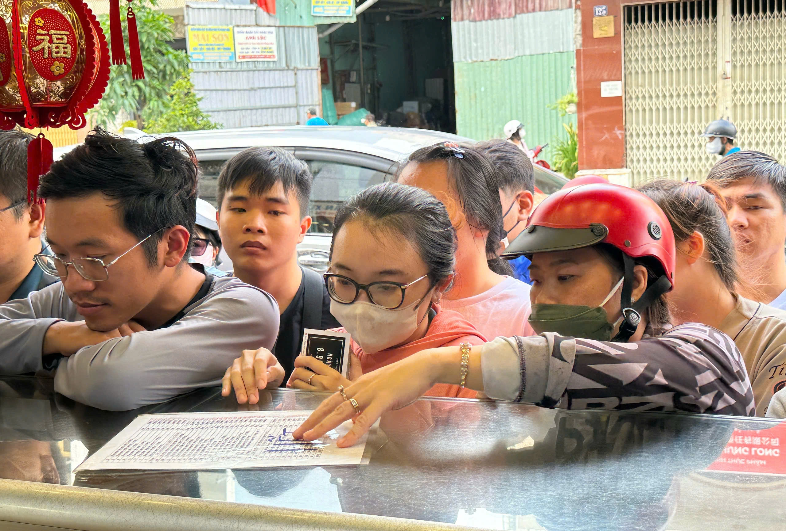 Xếp hàng dài mua bánh trung thu ở TP.HCM: Tiệm chưa mở khách chờ sẵn khiến ông chủ bất ngờ Xếp hàng dài mua bánh trung thu ở TP.HCM: Tiệm chưa mở khách chờ sẵn khiến ông chủ bất ngờ