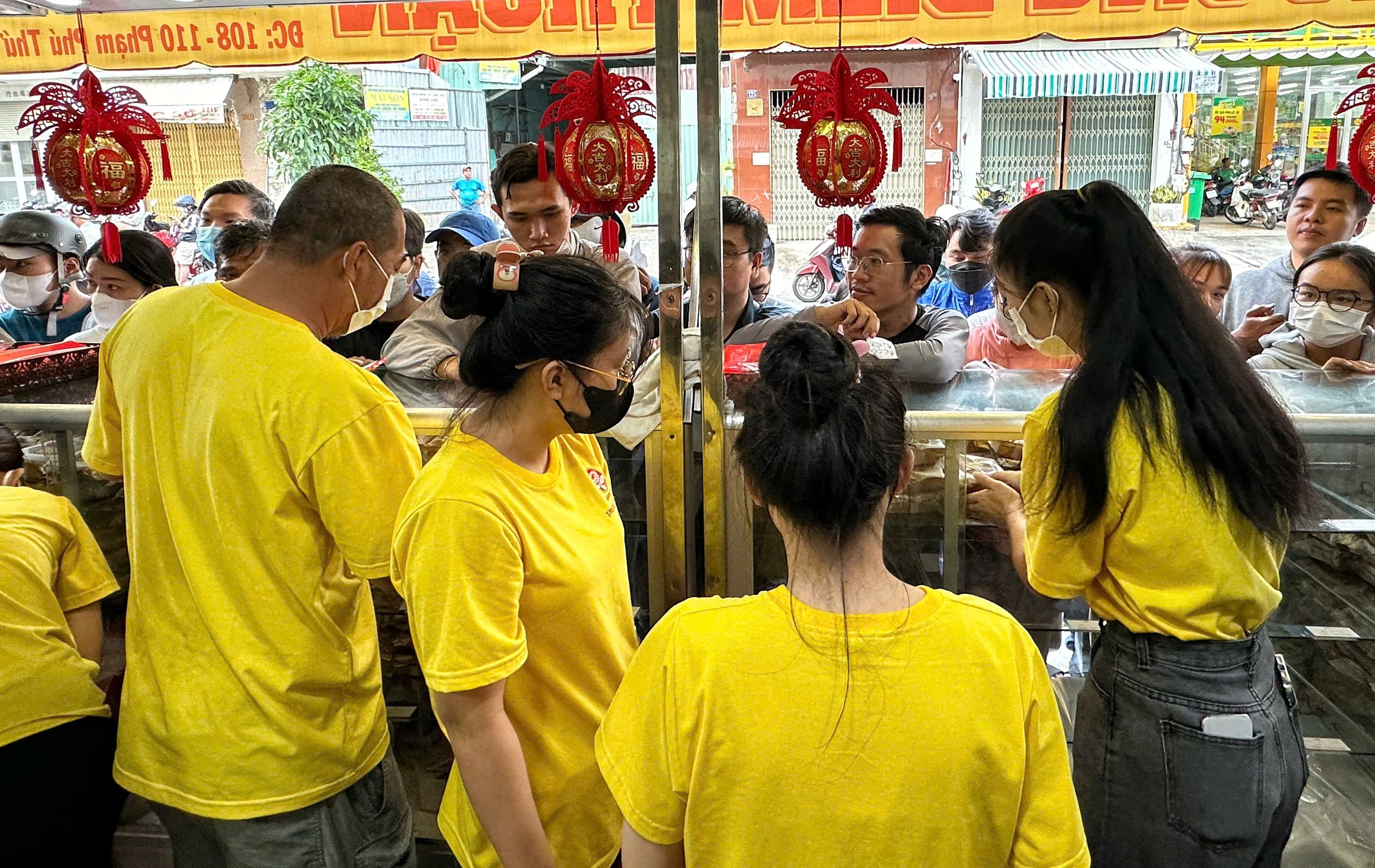 Xếp hàng dài mua bánh trung thu ở TP.HCM: Tiệm chưa mở khách chờ sẵn khiến ông chủ bất ngờ Xếp hàng dài mua bánh trung thu ở TP.HCM: Tiệm chưa mở khách chờ sẵn khiến ông chủ bất ngờ
