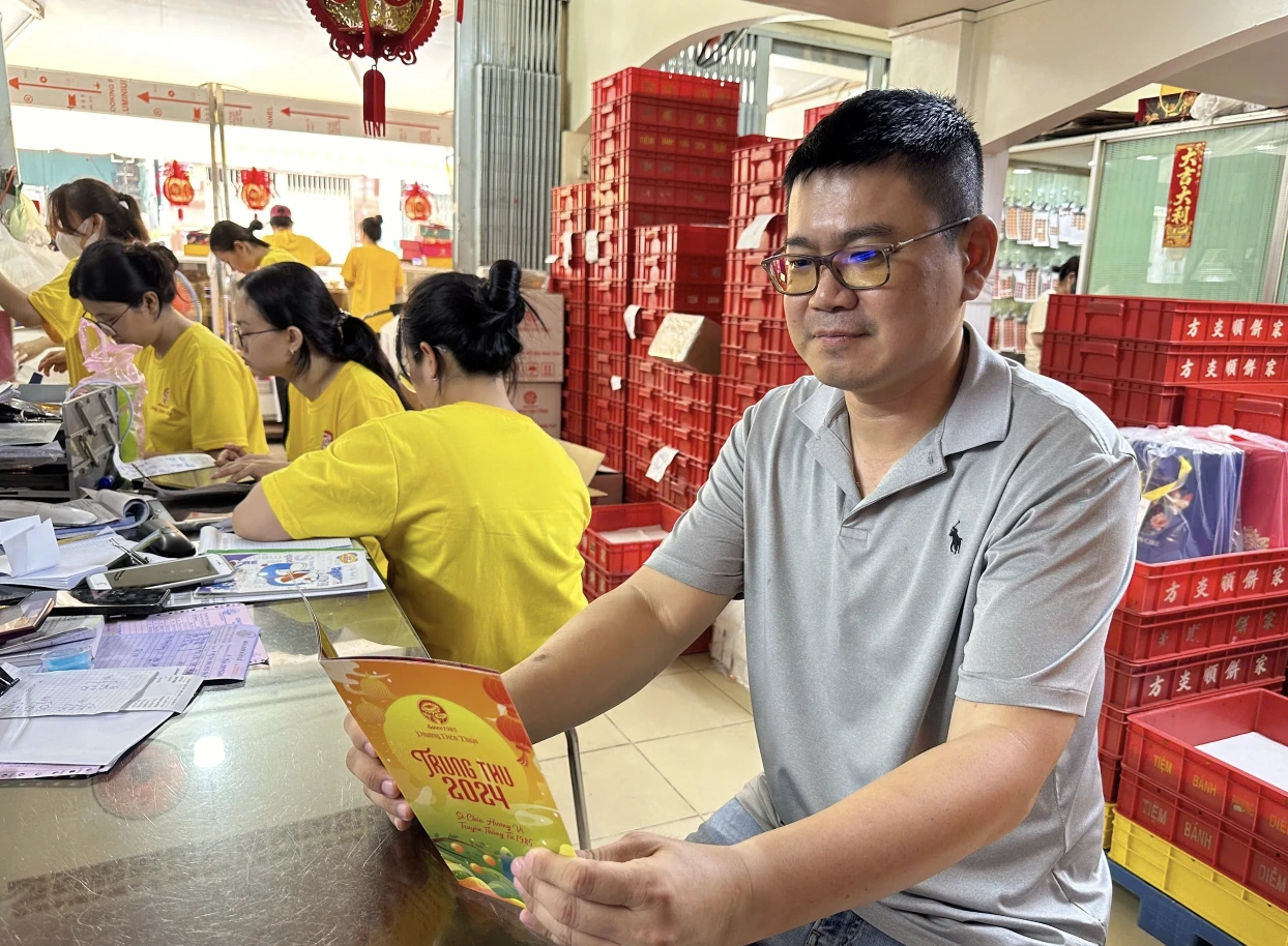 Xếp hàng dài mua bánh trung thu ở TP.HCM: Tiệm chưa mở khách chờ sẵn khiến ông chủ bất ngờ Xếp hàng dài mua bánh trung thu ở TP.HCM: Tiệm chưa mở khách chờ sẵn khiến ông chủ bất ngờ