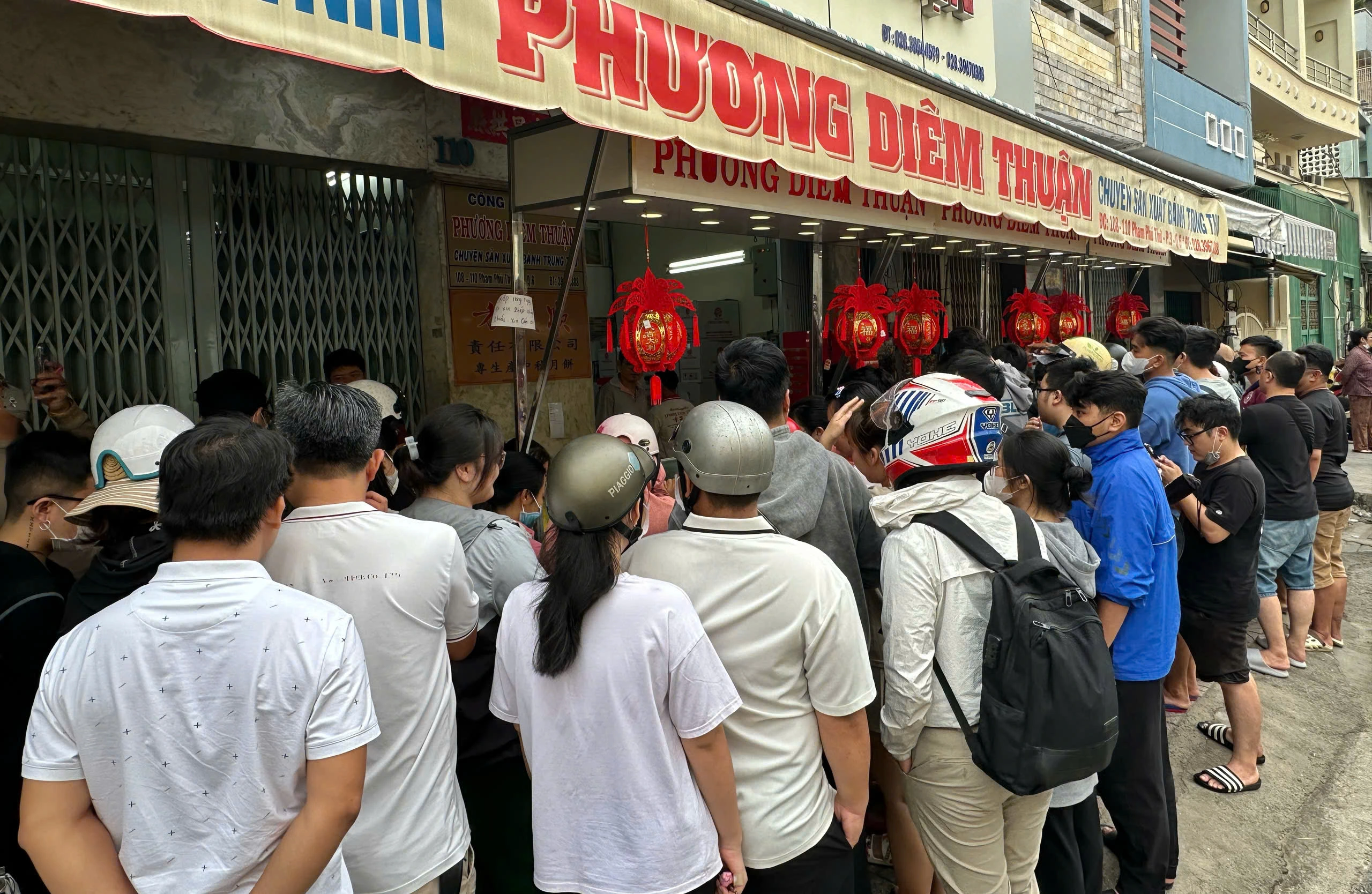 Xếp hàng dài mua bánh trung thu ở TP.HCM: Tiệm chưa mở khách chờ sẵn khiến ông chủ bất ngờ Xếp hàng dài mua bánh trung thu ở TP.HCM: Tiệm chưa mở khách chờ sẵn khiến ông chủ bất ngờ