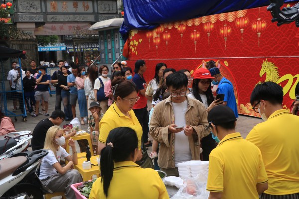 Xếp hàng dài mua đậu hũ vàng, mỗi năm chỉ bán một lần ở Chợ Lớn