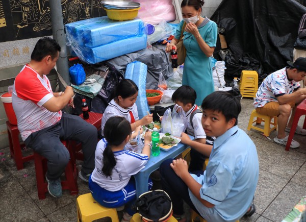 Xếp hàng dài mua đậu hũ vàng, mỗi năm chỉ bán một lần ở Chợ Lớn