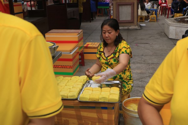 Xếp hàng dài mua đậu hũ vàng, mỗi năm chỉ bán một lần ở Chợ Lớn