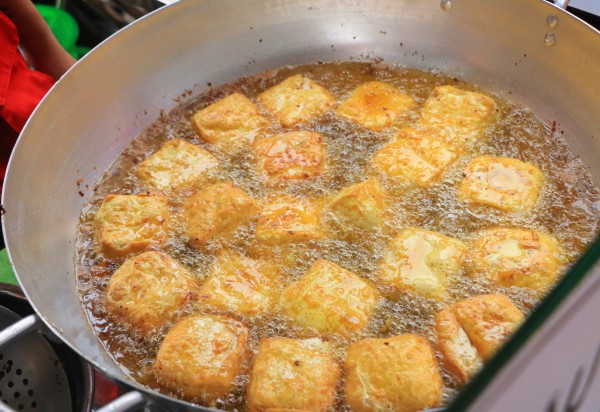 Xếp hàng dài mua đậu hũ vàng, mỗi năm chỉ bán một lần ở Chợ Lớn