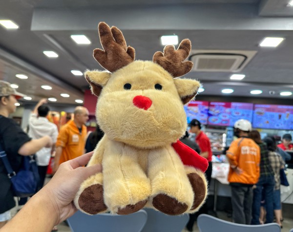 Xếp hàng dài mua gà rán để 