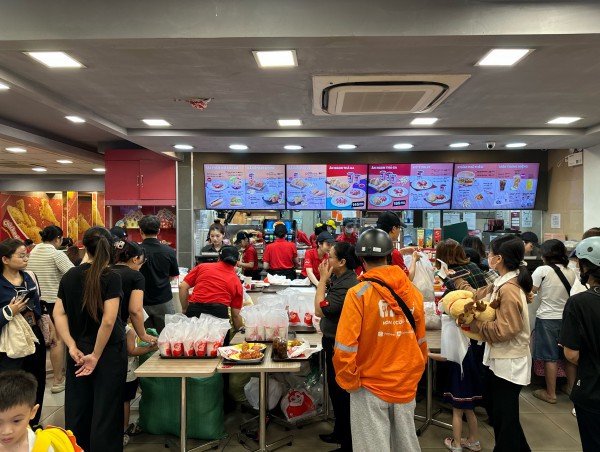 Xếp hàng dài mua gà rán để 