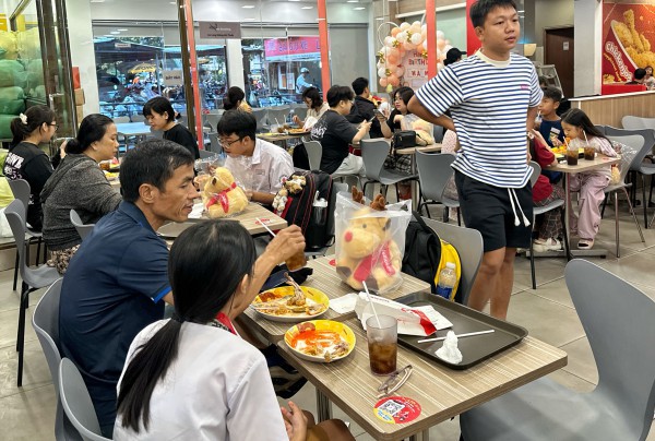 Xếp hàng dài mua gà rán để 