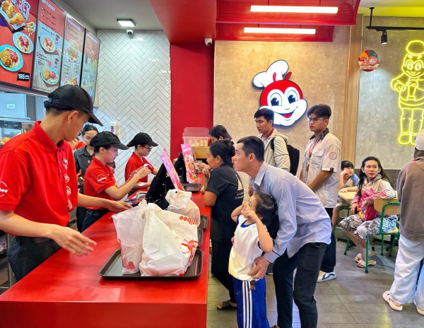 Xếp hàng dài mua gà rán để 