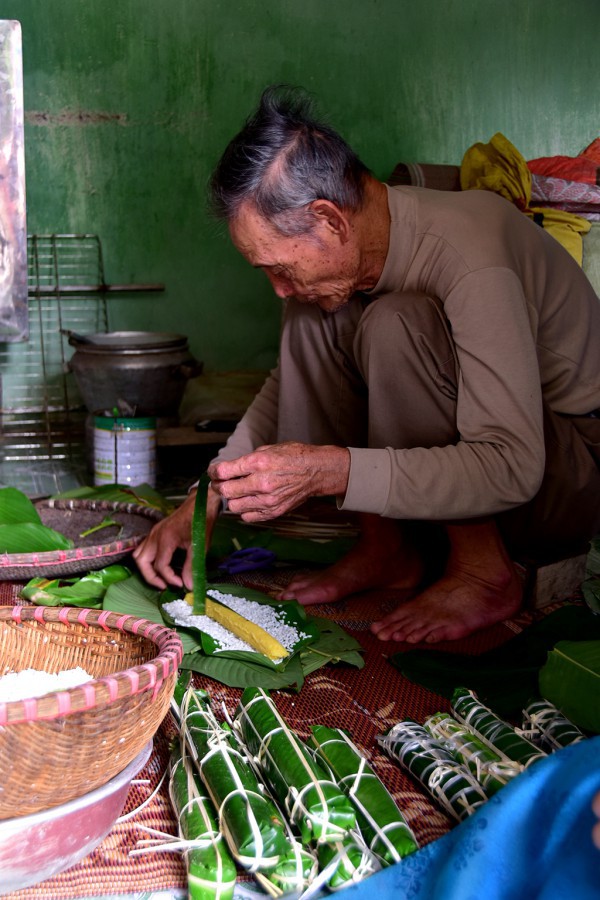 Ăn bánh tày nghe chuyện làng Nôm