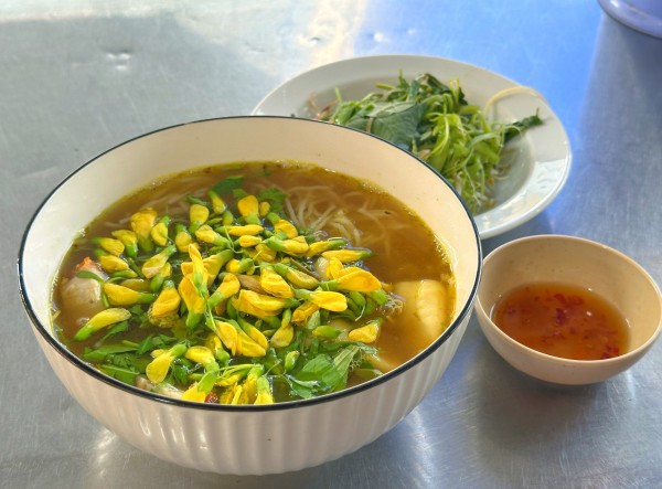 Ăn bún cá Châu Đốc nổi tiếng ở trung tâm TP.HCM, tìm giai thoại 