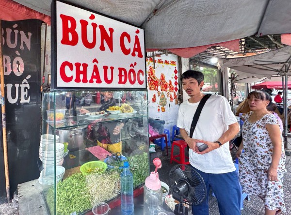 Ăn bún cá Châu Đốc nổi tiếng ở trung tâm TP.HCM, tìm giai thoại 