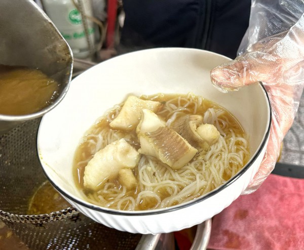 Ăn bún cá Châu Đốc nổi tiếng ở trung tâm TP.HCM, tìm giai thoại 