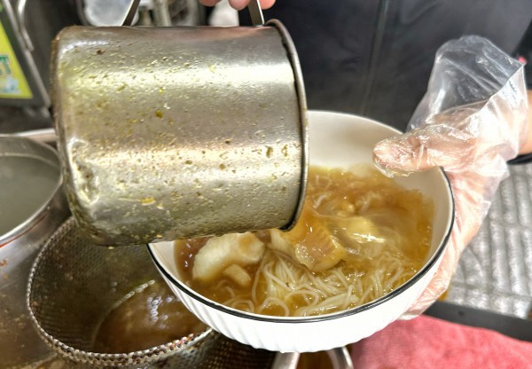 Ăn bún cá Châu Đốc nổi tiếng ở trung tâm TP.HCM, tìm giai thoại 