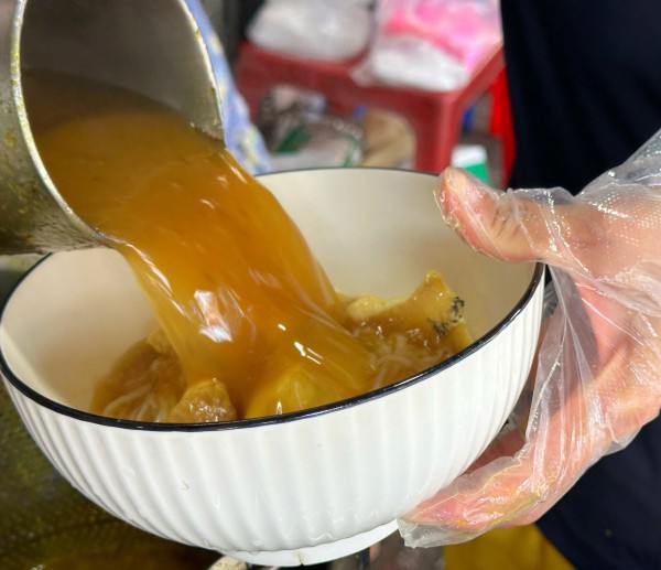 Ăn bún cá Châu Đốc nổi tiếng ở trung tâm TP.HCM, tìm giai thoại 