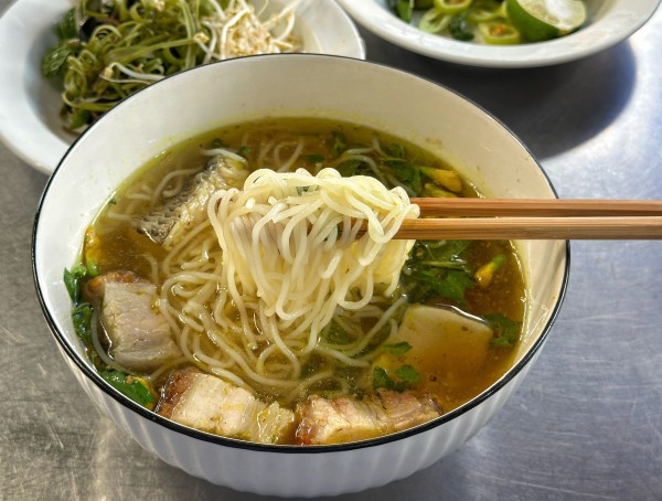 Ăn bún cá Châu Đốc nổi tiếng ở trung tâm TP.HCM, tìm giai thoại 