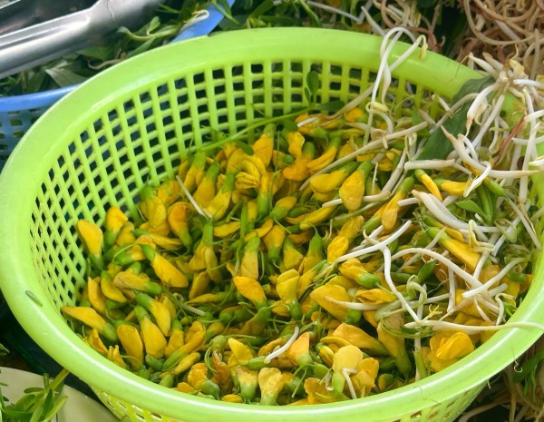 Ăn bún cá Châu Đốc nổi tiếng ở trung tâm TP.HCM, tìm giai thoại 