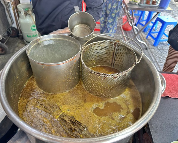 Ăn bún cá Châu Đốc nổi tiếng ở trung tâm TP.HCM, tìm giai thoại 