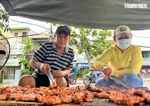 Ăn cơm tấm Sài Gòn kèm chén nước mắm, mỡ hành… 