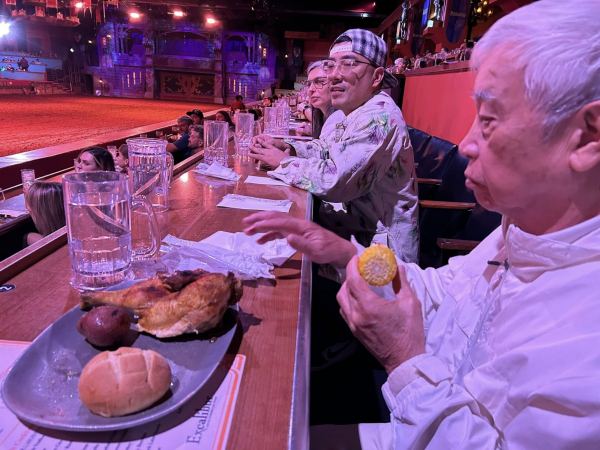 Ăn từ dưới đất lên trên trời ở Las Vegas: Người Việt ở Mỹ trải nghiệm food tour 