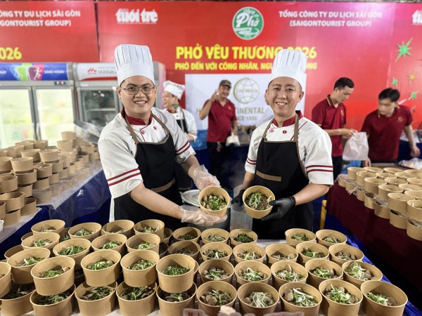 Đầu bếp khách sạn TP.HCM nấu 12.000 tô phở miễn phí phục vụ công nhân Bàu Bàng