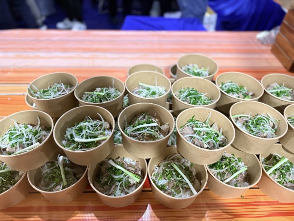 Đầu bếp khách sạn TP.HCM nấu 12.000 tô phở miễn phí phục vụ công nhân Bàu Bàng