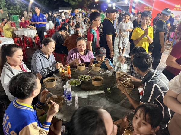 Đầu bếp khách sạn TP.HCM nấu 12.000 tô phở miễn phí phục vụ công nhân Bàu Bàng