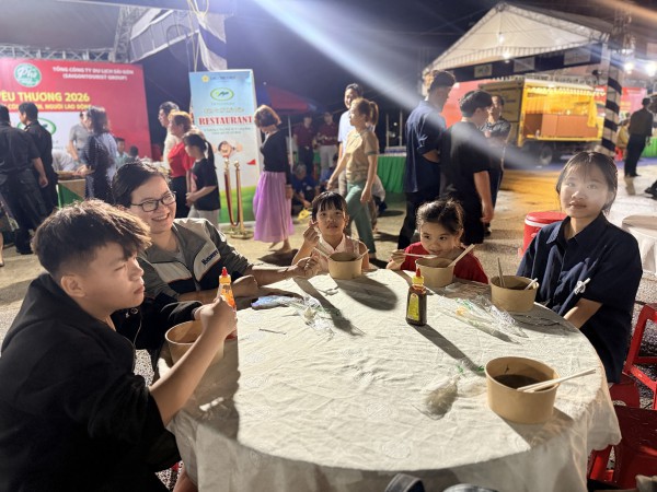 Đầu bếp khách sạn TP.HCM nấu 12.000 tô phở miễn phí phục vụ công nhân Bàu Bàng