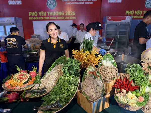 Đầu bếp khách sạn TP.HCM nấu 12.000 tô phở miễn phí phục vụ công nhân Bàu Bàng