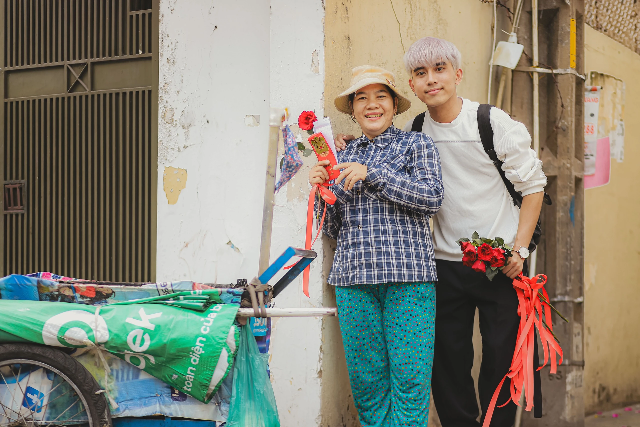 Đi lì xì cho người mưu sinh cận tết, chàng trai lặng người vì câu nói của cụ bà