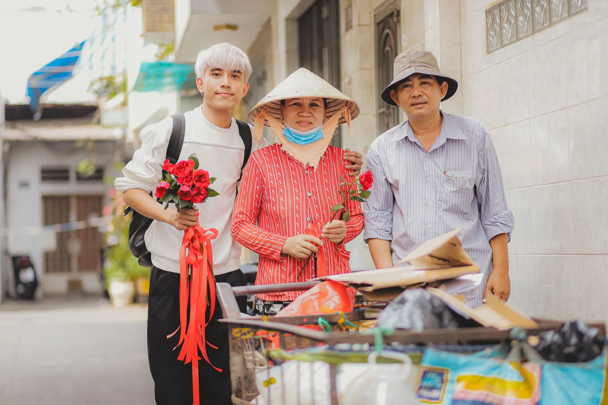 Đi lì xì cho người mưu sinh cận tết, chàng trai lặng người vì câu nói của cụ bà