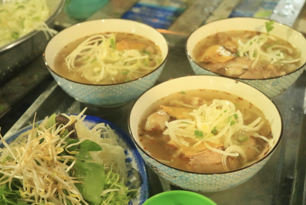 Đi tìm những quán bún bò Huế ngon nức tiếng TP.HCM: Quán Đi tìm những quán bún bò Huế ngon nức tiếng TP.HCM: Quán