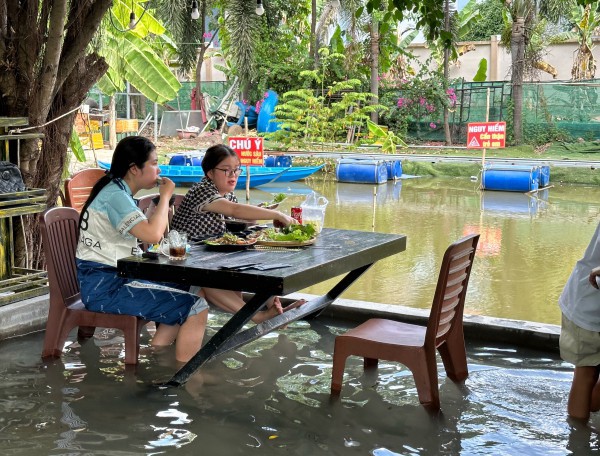 Độc lạ quán ăn TP.HCM mùa nắng nóng: Khách vừa ăn vừa… bì bõm lội nước