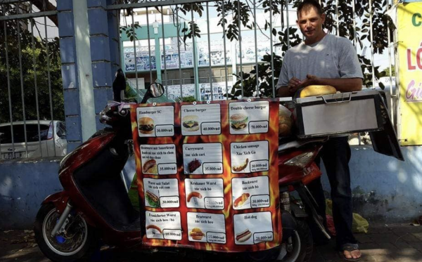 Ông Tây bán xúc xích Đức nổi tiếng một thời ở TP.HCM giờ ra sao?