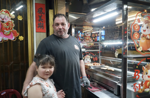 Ông Tây bán xúc xích Đức nổi tiếng một thời ở TP.HCM giờ ra sao?