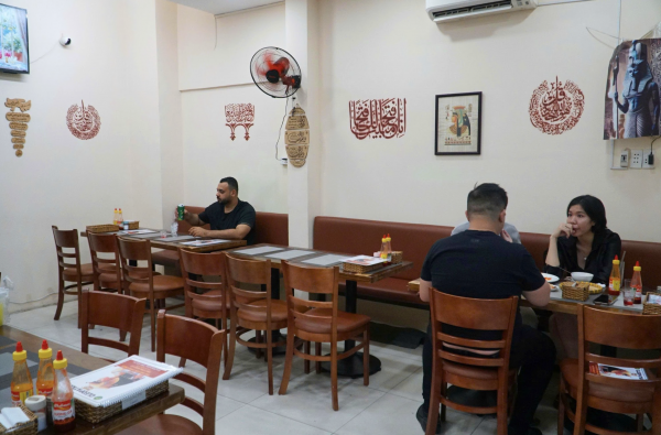 Ông chủ người Ai Cập mở quán ở TP.HCM, khách Trung Đông tìm thấy hương vị quê nhà