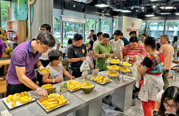 Ùn ùn khách kéo đến buffet sầu riêng ở TP.HCM ngày đầu: Cửa hàng tăng thêm 2 tấn