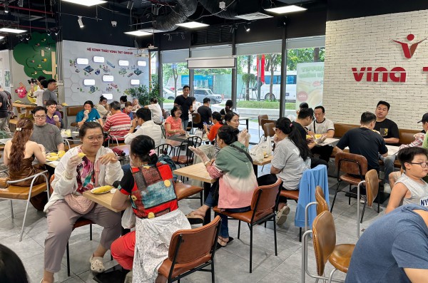 Ùn ùn khách kéo đến buffet sầu riêng ở TP.HCM ngày đầu: Cửa hàng tăng thêm 2 tấn