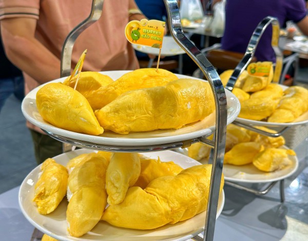 Ùn ùn khách kéo đến buffet sầu riêng ở TP.HCM ngày đầu: Cửa hàng tăng thêm 2 tấn