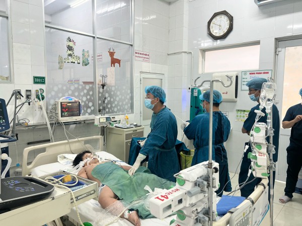 Bệnh nhi ngộ độc thực phẩm nặng ở Đồng Nai chuyển đến Bệnh viện Nhi đồng 1