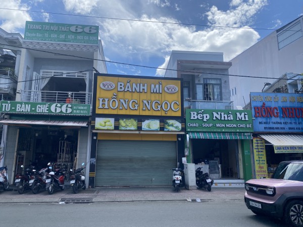 Hàng chục người nghi bị ngộ độc sau khi ăn bánh mì Hồng Ngọc 37