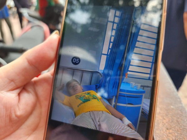 Phụ huynh Trường tiểu học Bình Quới Tây nói gì khi nhiều em nhập viện, nghỉ học?