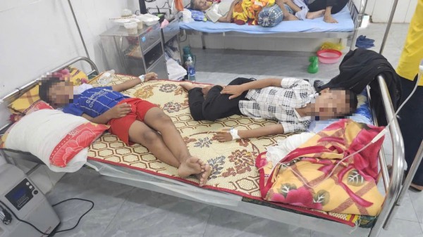 Quảng Trị: 25 học sinh nhập viện sau bữa ăn sáng ở trường