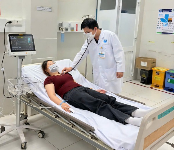 TP.HCM: 11 công nhân đi cấp cứu sau bữa ăn trưa