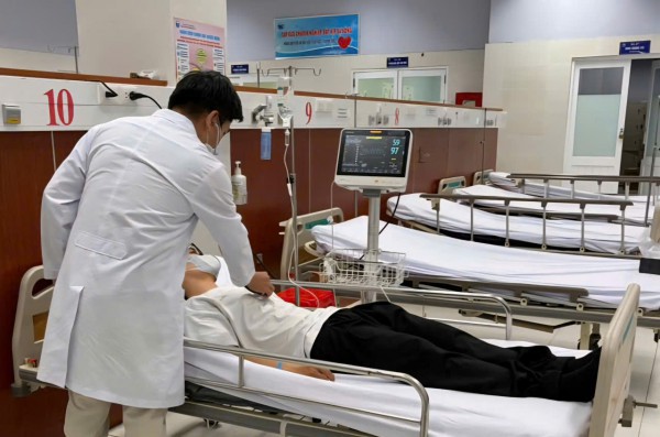 TP.HCM: 11 công nhân đi cấp cứu sau bữa ăn trưa