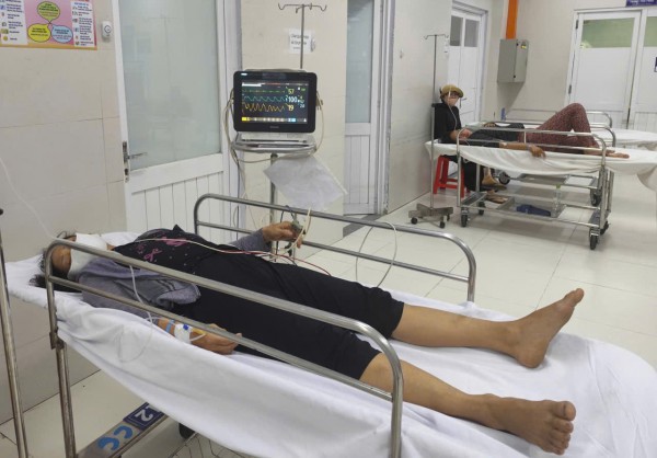 TP.HCM: 11 công nhân đi cấp cứu sau bữa ăn trưa