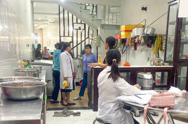 Vụ nghi ngộ độc ở Quảng Ngãi: Bệnh nhân tăng, cơ sở bánh mì xin lỗi khách