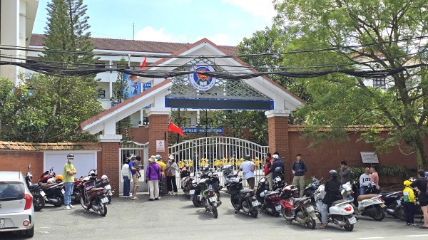 Vụ thông tin thực phẩm bẩn vào trường học: Đình chỉ công tác hiệu trưởng 15 ngày