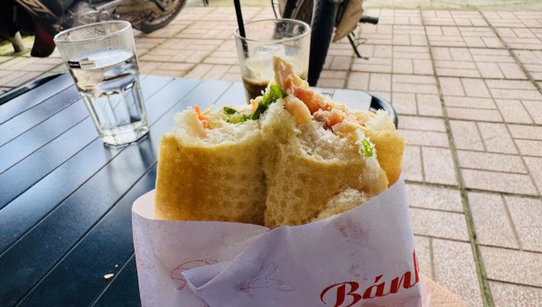 Ăn bánh mì, 10 người phải cấp cứu với triệu chứng nghi ngộ độc
